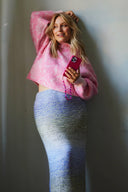 flexibel-gerecycled-iphone-hoesje-fuchsia-roze-atelje-model-vooraanzicht-2