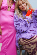 flexibel-gerecycled-iphone-hoesje-oranje-atelje-model-vooraanzicht-1