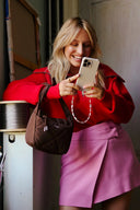 flexibel-gerecycled-iphone-hoesje-beige-atelje-model-vooraanzicht-1