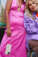 flexibel-gerecycled-iphone-hoesje-beige-atelje-model-vooraanzicht-2