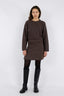 gebreide-gisa-mini-rok-neo-noir-donkerbruin-model-vooraanzicht-3