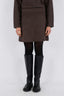 gebreide-gisa-mini-rok-neo-noir-donkerbruin-model-vooraanzicht-4