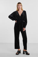 zwarte-fluwelen-jumpsuit-met-studs-met-riem-en-v-hals-yas-model-vooraanzicht-3