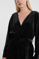 zwarte-fluwelen-jumpsuit-met-studs-met-riem-en-v-hals-yas-model-vooraanzicht-4