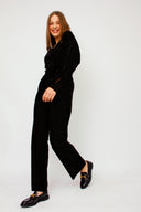 zwarte-fluwelen-jumpsuit-met-studs-met-riem-en-v-hals-yas-model-vooraanzicht-1