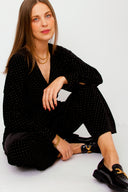 zwarte-fluwelen-jumpsuit-met-studs-met-riem-en-v-hals-yas-model-zittend-1