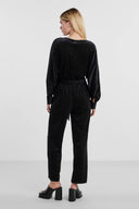 zwarte-fluwelen-jumpsuit-met-studs-met-riem-en-v-hals-yas-model-achteraanzicht-2