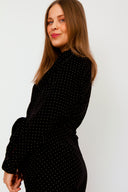 zwarte-fluwelen-jumpsuit-met-studs-met-riem-en-v-hals-yas-model-zijaanzicht-1