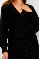 zwarte-fluwelen-jumpsuit-met-studs-met-riem-en-v-hals-yas-model-close-up-vooraanzicht-1