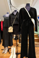 zwarte-fluwelen-jumpsuit-met-studs-met-riem-en-v-hals-yas-etalagepop-vooraanzicht-1