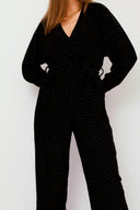 zwarte-fluwelen-jumpsuit-met-studs-met-riem-en-v-hals-yas-model-vooraanzicht-2