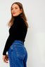 jolie-col-rib-top-zwart-rolkraag-elastisch-lange-mouwen-sweet-like-you-model-zijaanzicht-1