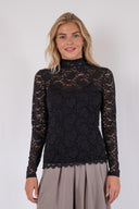 liza-laceflower-blouse-zwart-stretch-kant-col-lange-mouwen-neo-noir-model-vooraanzicht-2