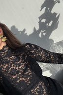 liza-laceflower-blouse-zwart-stretch-kant-col-lange-mouwen-neo-noir-model-close-up-1