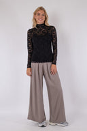 liza-laceflower-blouse-zwart-stretch-kant-col-lange-mouwen-neo-noir-model-vooraanzicht-5