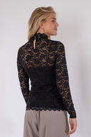 liza-laceflower-blouse-zwart-stretch-kant-col-lange-mouwen-neo-noir-model-achteraanzicht-2