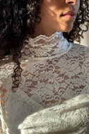 liza-laceflower-blouse-chocolate-brown-stretch-kant-col-lange-mouwen-neo-noir-model-close-up-1