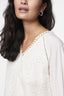 gebroken-witte-yasluma-top-gehaakte-details-yas-model-detail