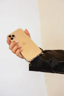 transparant-iphone-hoesje-met-bumper-atelje-model-vooraanzicht-2