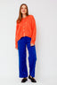 lauren-cardigan-gebreid-oranje-knoopsluiting-ribversieringen-sweet-like-you-model-vooraanzicht-2