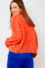lauren-cardigan-gebreid-oranje-knoopsluiting-ribversieringen-sweet-like-you-model-achteraanzicht-2