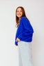 lauren-cardigan-gebreid-blauw-knoopsluiting-ribversieringen-sweet-like-you-model-zijaanzicht-1
