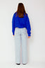 lauren-cardigan-gebreid-blauw-knoopsluiting-ribversieringen-sweet-like-you-model-achteraanzicht-1