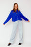 lauren-cardigan-gebreid-blauw-knoopsluiting-ribversieringen-sweet-like-you-model-vooraanzicht-2