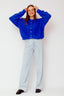 lauren-cardigan-gebreid-blauw-knoopsluiting-ribversieringen-sweet-like-you-model-vooraanzicht-3