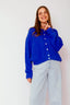 lauren-cardigan-gebreid-blauw-knoopsluiting-ribversieringen-sweet-like-you-model-vooraanzicht-4