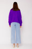 lauren-cardigan-gebreid-paars-knoopsluiting-ribversieringen-sweet-like-you-model-achteraanzicht-1