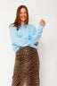 lauren-cardigan-gebreid-blauw-knoopsluiting-ribversieringen-sweet-like-you-model-vooraanzicht-1