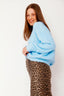 lauren-cardigan-gebreid-blauw-knoopsluiting-ribversieringen-sweet-like-you-model-zijaanzicht-1