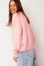lauren-cardigan-gebreid-roze-knoopsluiting-ribversieringen-sweet-like-you-model-zijaanzicht-1