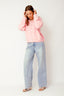 lauren-cardigan-gebreid-roze-knoopsluiting-ribversieringen-sweet-like-you-model-vooraanzicht-2