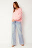 lauren-cardigan-gebreid-roze-knoopsluiting-ribversieringen-sweet-like-you-model-vooraanzicht-4
