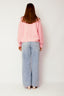 lauren-cardigan-gebreid-roze-knoopsluiting-ribversieringen-sweet-like-you-model-achteraanzicht-1