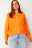 lauren-cardigan-gebreid-oranje-knoopsluiting-ribversieringen-sweet-like-you-model-vooraanzicht-2