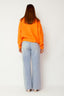 lauren-cardigan-gebreid-oranje-knoopsluiting-ribversieringen-sweet-like-you-model-achteraanzicht-1