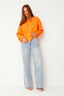 lauren-cardigan-gebreid-oranje-knoopsluiting-ribversieringen-sweet-like-you-model-vooraanzicht-3