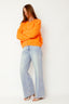 lauren-cardigan-gebreid-oranje-knoopsluiting-ribversieringen-sweet-like-you-model-vooraanzicht-1