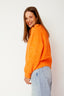 lauren-cardigan-gebreid-oranje-knoopsluiting-ribversieringen-sweet-like-you-model-zijaanzicht-1