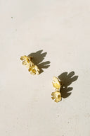 gouden-orchidee-oorbellen-twee-bloemen-sweet-like-you-productfoto-vooraanzicht-1