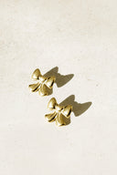 gouden-strik-oorbellen-met-hartje-sweet-like-you-productfoto-vooraanzicht-1