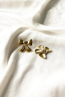 gouden-strik-oorbellen-met-hartje-sweet-like-you-productfoto-achteraanzicht-1