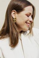 gouden-orchidee-oorbellen-twee-bloemen-sweet-like-you-model-vooraanzicht-1