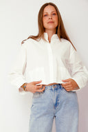 yaslee-blouse-met-knoopsluiting-wit-YAS-model-vooraanzicht 2