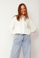 yaslee-blouse-met-knoopsluiting-wit-YAS-model-vooraanzicht 4