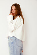 yaslee-blouse-met-knoopsluiting-wit-YAS-model-zijaanzicht