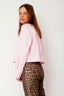 yaslee-blouse-met-knoopsluiting-roze-YAS-model-zijaanzicht 1
